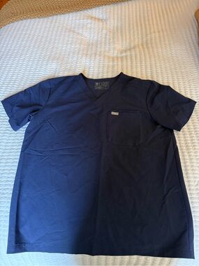 Figs women’s V-Neck Scrub Top in Navy Blue